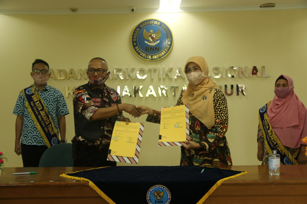 BNN Kota Jakarta Timur bersama Komunitas Bikers FKPPI Motherland menandatangani MoU Kerjasama