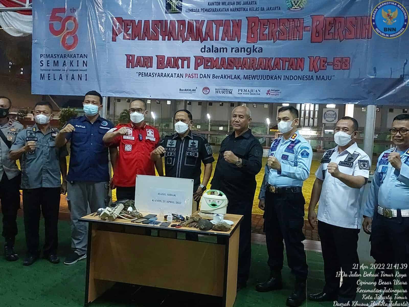 Lapas Narkotika Kanwil Kemenkumham DKI Jakarta dan BNNK Jakarta Timur Bersinergi Dalam Upaya Lapas Bersinas di Hari Bakti Pemsayarakatan Ke-58 Pemasyarakatan Bersih-Bersih, Lapas Narkotika Kanwil Kemenkumham DKI Jakarta Gandeng Kepolisian dan BNNK Jakarta Timur