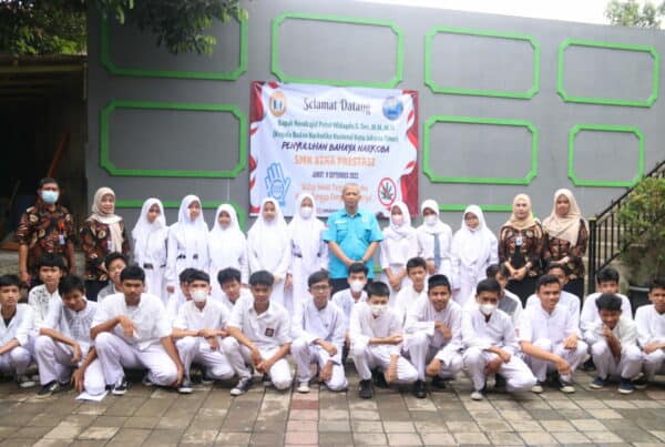 Kepala BNNK Jakarta Timur berikan Penyuluhan Bahaya Narkoba kepada Siswa-Siswi SMK Bina Prestasi Kepala BNNK Jakarta Timur berikan Penyuluhan Bahaya Narkoba kepada Siswa-Siswi SMK Bina Prestasi