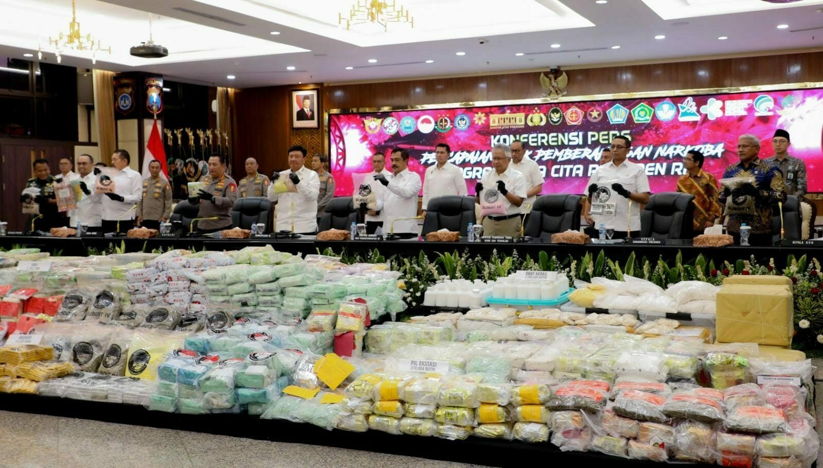 RAKOR DESK PEMBERANTASAN NARKOBA, SEPAKATI TIGA KOMITMEN BERSAMA RAKOR DESK PEMBERANTASAN NARKOBA, SEPAKATI TIGA KOMITMEN BERSAMA